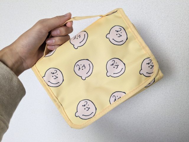 ポーチを持ったところ