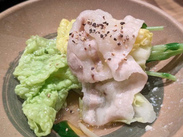 お肉に黒コショウ