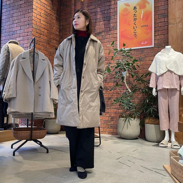 軽量ダウンステンカラーコートを着用したコーデ