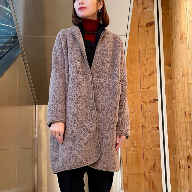 再生ポリエステルボアフリースコートを着用したコーデ