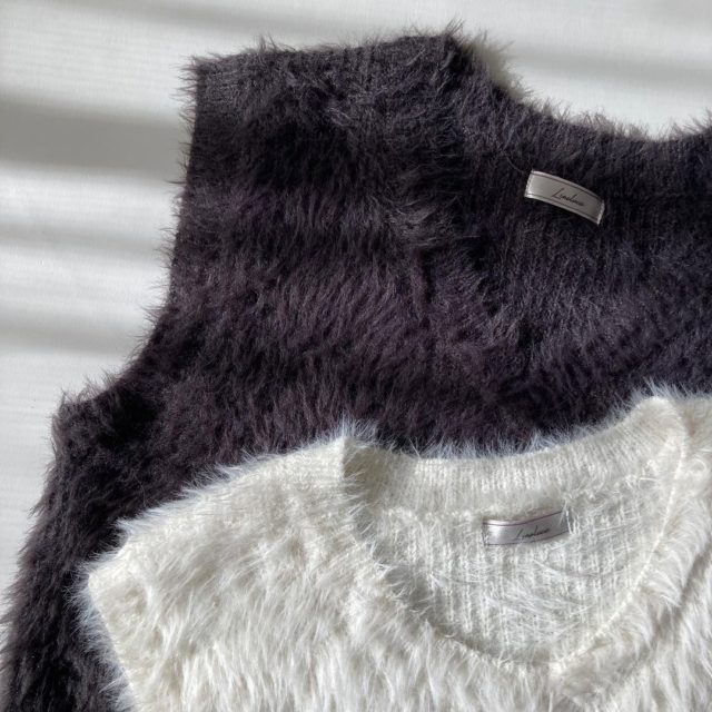 ホワイトとチャコールグレーのシャギーベスト