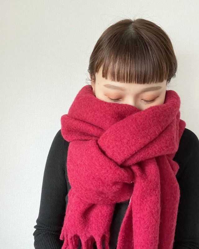 チャンキーストールピンクを巻いた女性