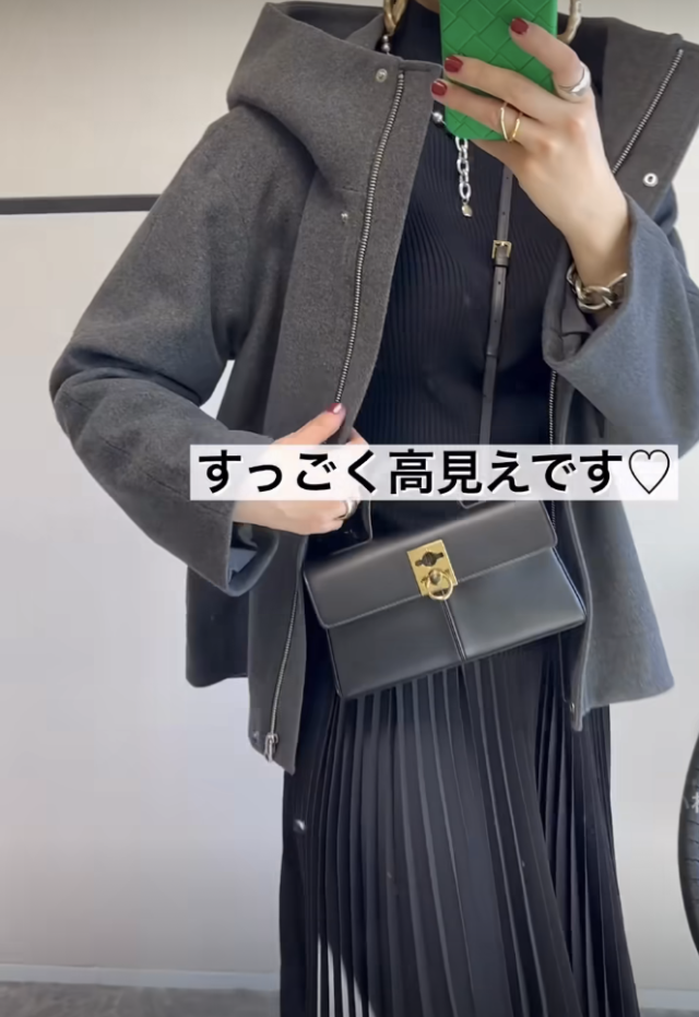 GUショートコートの女性