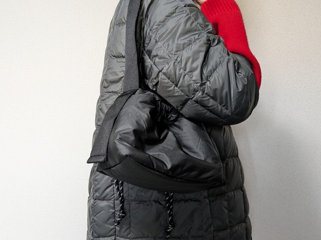 ショルダーバッグを肩掛けしたところ