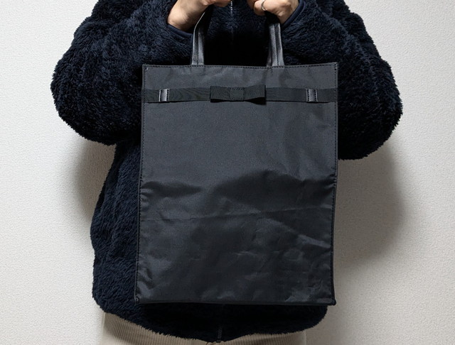 HAMANOマナーバッグ持ったところ