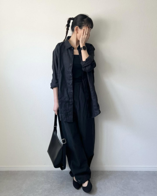 黒のプレミアムリネンシャツとパンツのコーデ