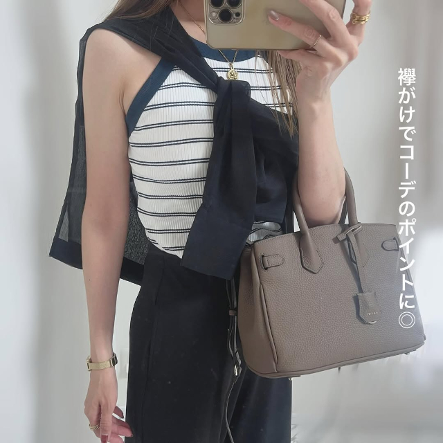 黒のシアーシャツを襷掛けにしたコーデ