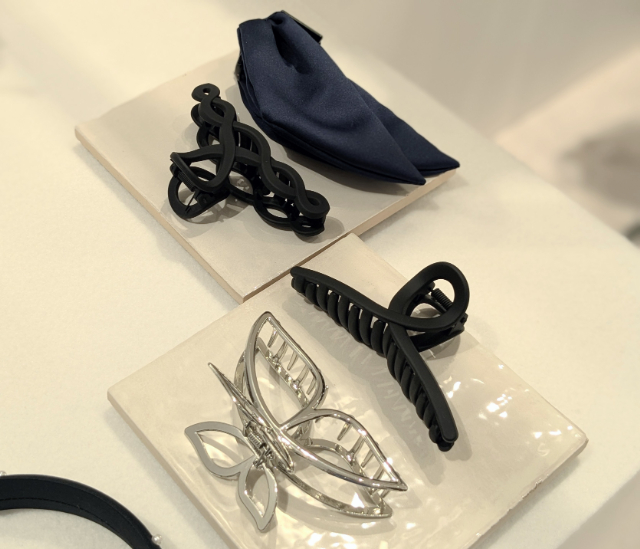 サテンリボンスカーフヘアクリップ2Pとメタルバタフライヘアクリップ2P