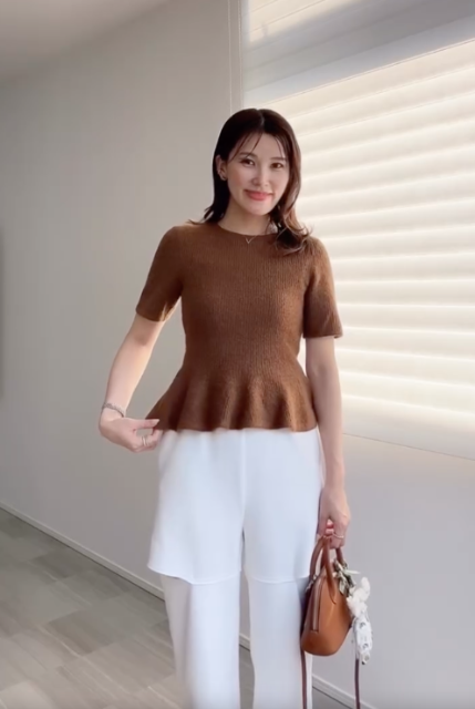 リブニットペプラムトップを着たコーデ
