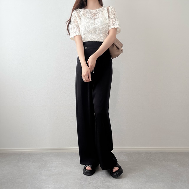 しまむらのホワイトの「コードレースTシャツ」
