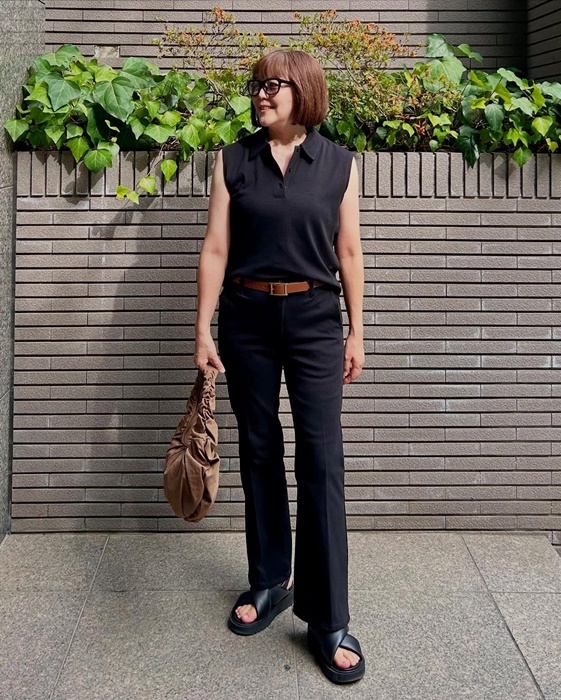UNIQLOのブラックの「スリムフレアトラウザージーンズ」