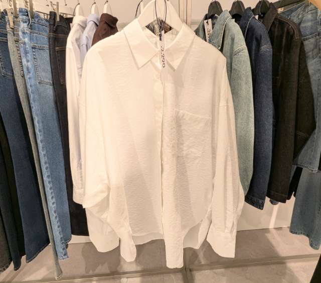 白のシャツ