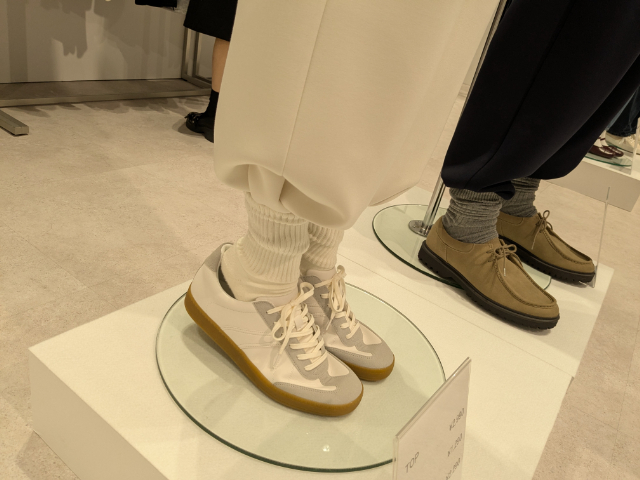 スウェットバレルレッグパンツの裾部分