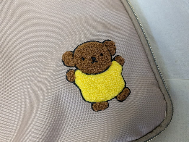 かんたん圧縮収納ポーチボリスの刺繍