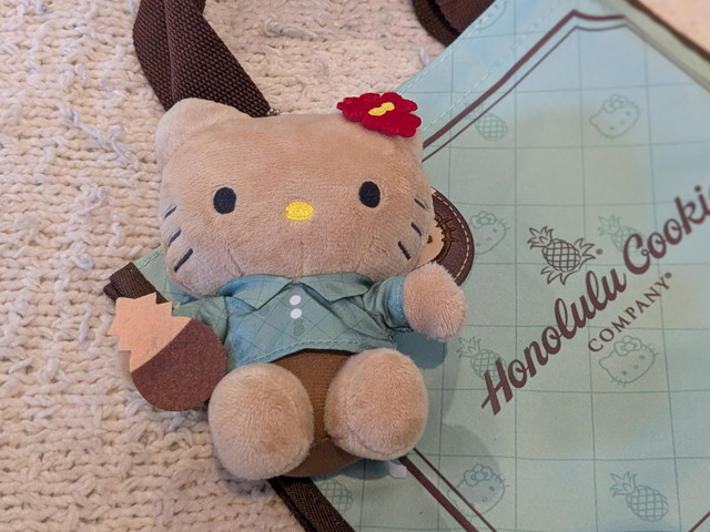 バッグにキティぬいぐるみを付けたところ