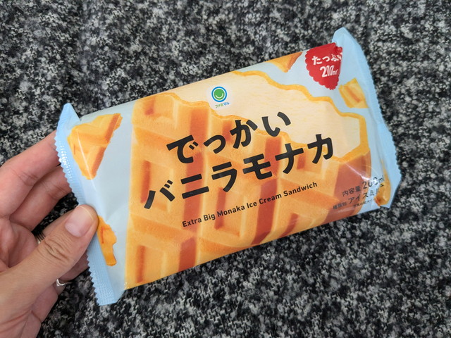 でっかいバニラモナカのパッケージ(200mlの表示・水色基調)