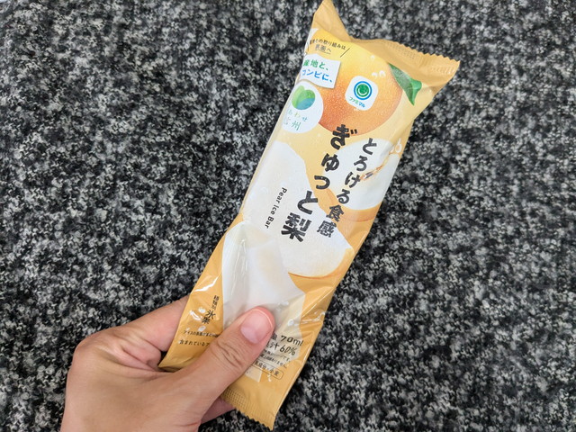 とろける食感 ぎゅっと梨のパッケージ(細長いパウチ・梨イラスト)