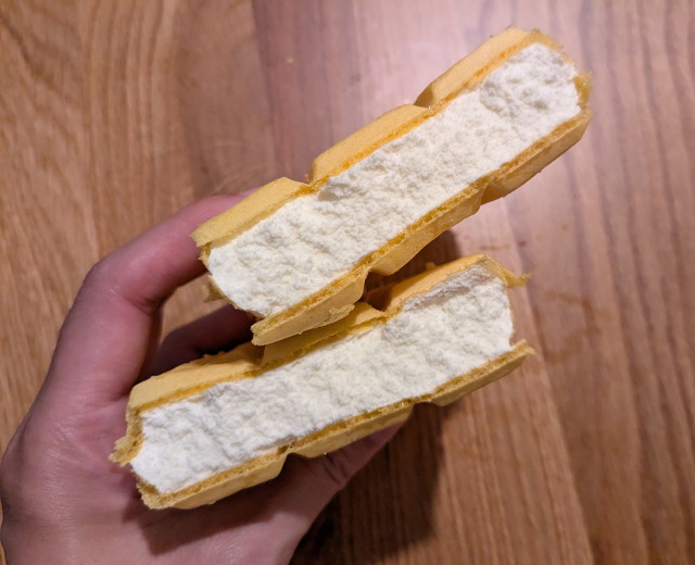 でっかいバニラモナカの断面(ぎっしり詰まったバニラ)