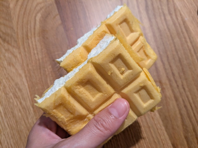 でっかいバニラモナカの本体カット(格子状のモナカ皮)