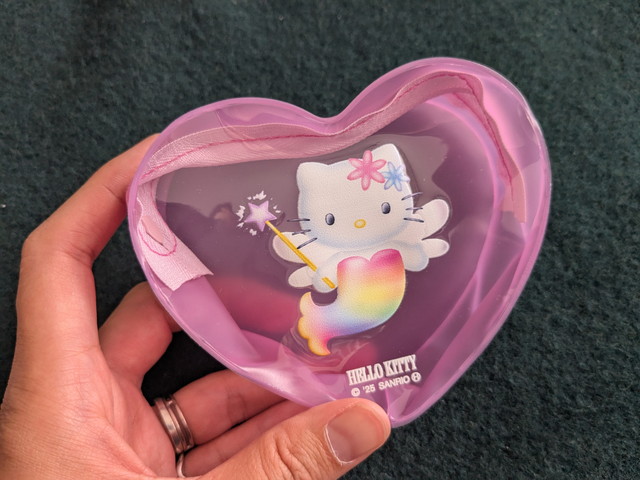 HELLO KITTYのハート型ポーチ