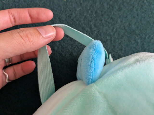 上部のつり下げ用ループを手に持っているクローズアップ