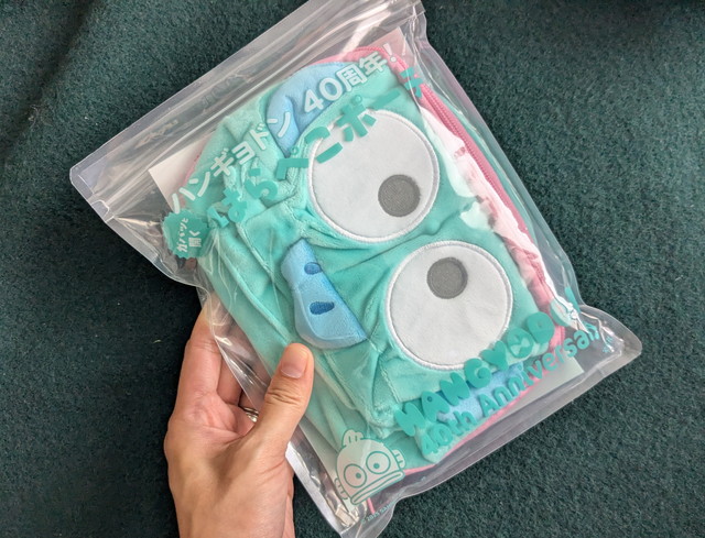 透明袋に入ったはらぺこポーチを手に持っているパッケージ写真