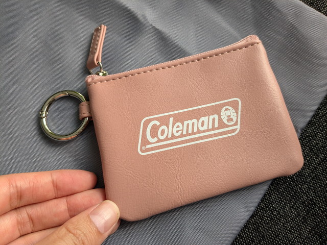 キーチェーン付きコインケースのColemanロゴ面。くすみピンクが大人可愛い