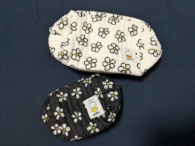 miffyお花のキルティングポーチ 白と黒の2種類を並べた様子