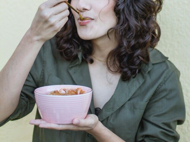 食事する女性