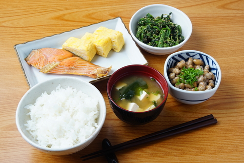 和食の食卓とごはんの盛り合わせ