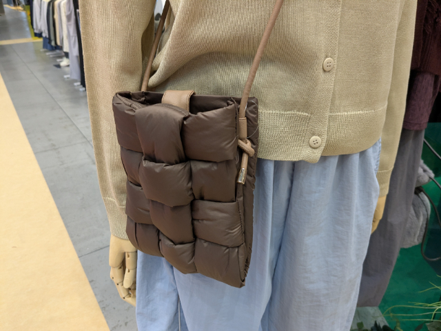 リペアテック中綿編み込みスマホ3層Pをかけている