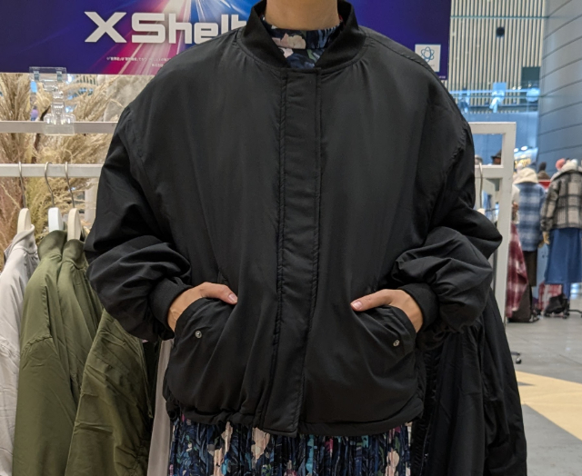 黒のブルゾン
