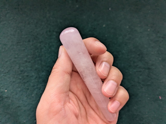 天然石スティックを手に持った様子