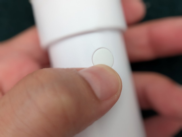 ワンプッシュの点灯ボタンを押しているところ