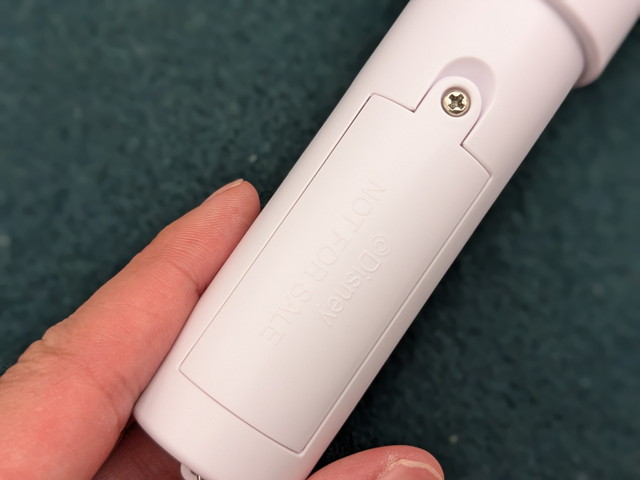 電池ボックスのフタと©Disney刻印のクローズアップ