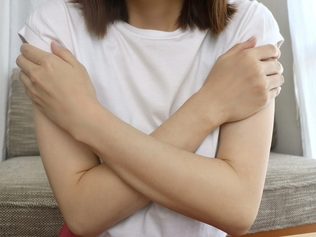 寒がる女性