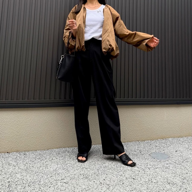UNIQLO×ANYA HINDMARCHのオフホワイトの「T4TANK/リブタンクトップ」