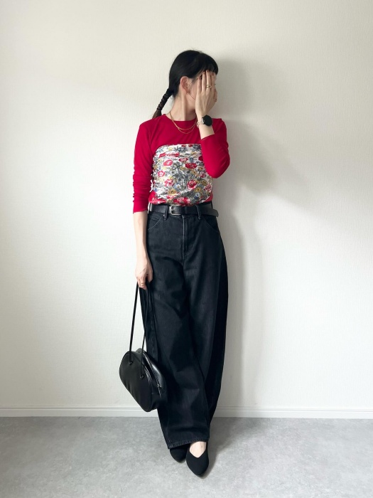 GUのレッドの「ソフトシアークルーネックT(長袖)」