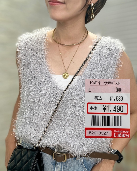 しまむらのライトグレーの「トンボヤーンラメVネックベスト」