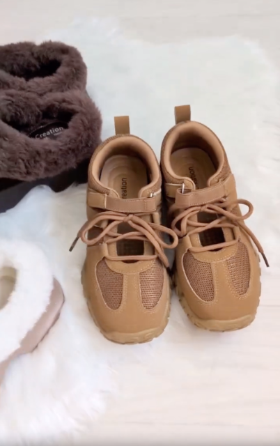 ブラウンのベルクロレースアップスニーカー