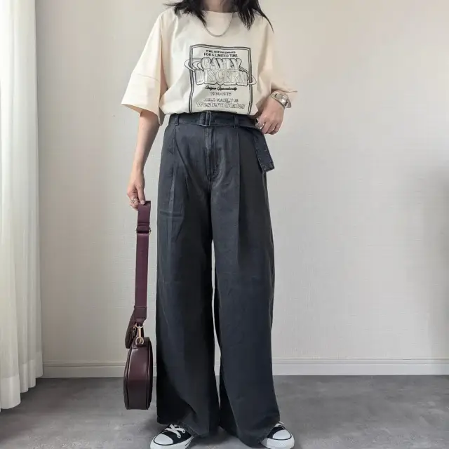 GUのダークグレーの「ライトデニムベルテッドワイドパンツ」