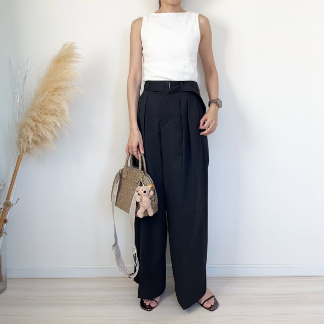 GUのブラックの「ベルテッドワイドパンツ」