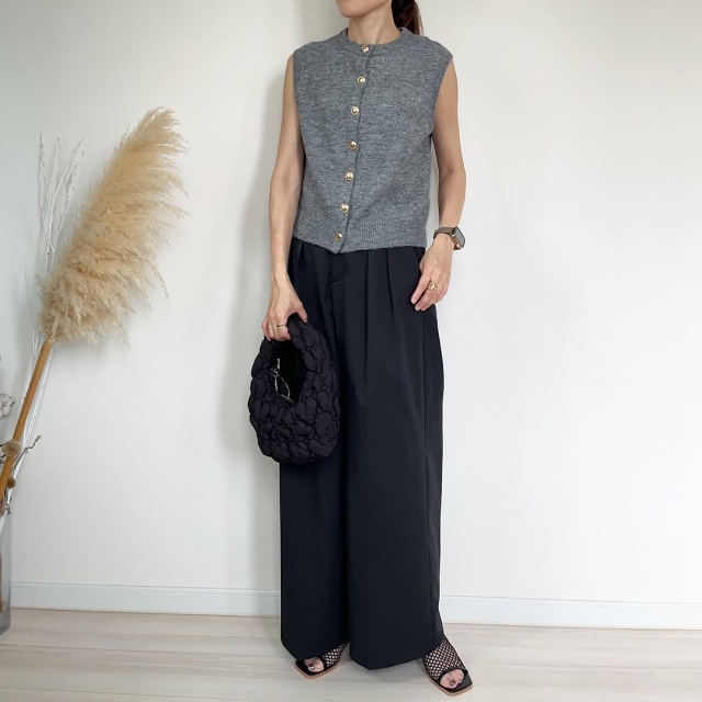 GUのブラックの「ベルテッドワイドパンツ」