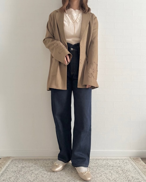 しまむらのベージュの「刺繍ジャケット」