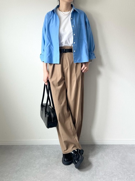GUのベージュの「バレルレッグスラックス」