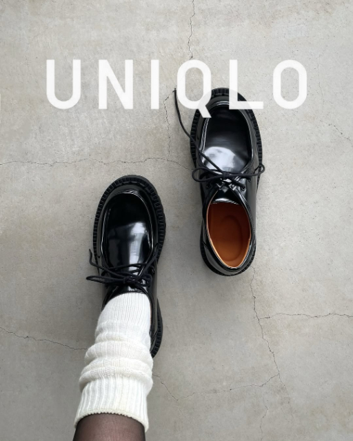 黒のレースアップシューズ