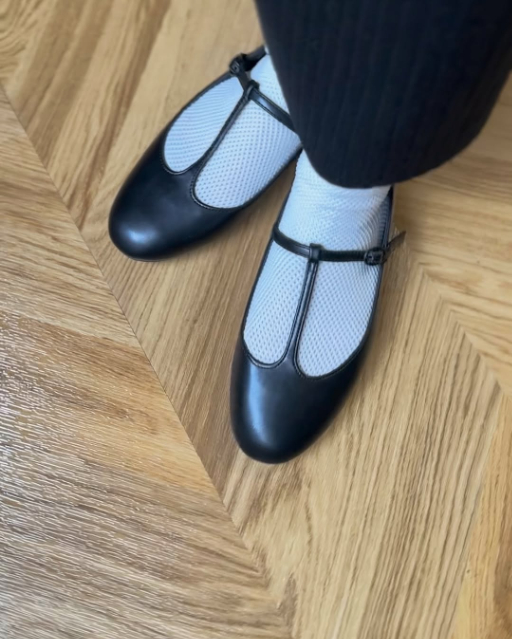 黒のTストラップバレエシューズと靴下あわせ