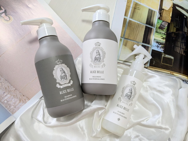 ALICE BELLEのシャンプー・トリートメント・ヘアミスト3本が並んだ様子