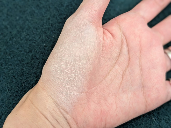セザンヌ ブライトカラーシーラー 00 メリハリホワイト 使用感(手の甲に塗布した様子)