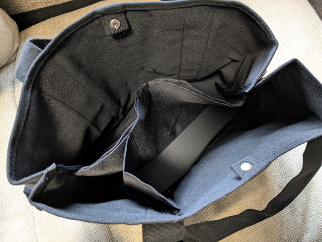 バッグの内側を斜め上から見た全体。底にしっかりした芯が入り自立しやすい